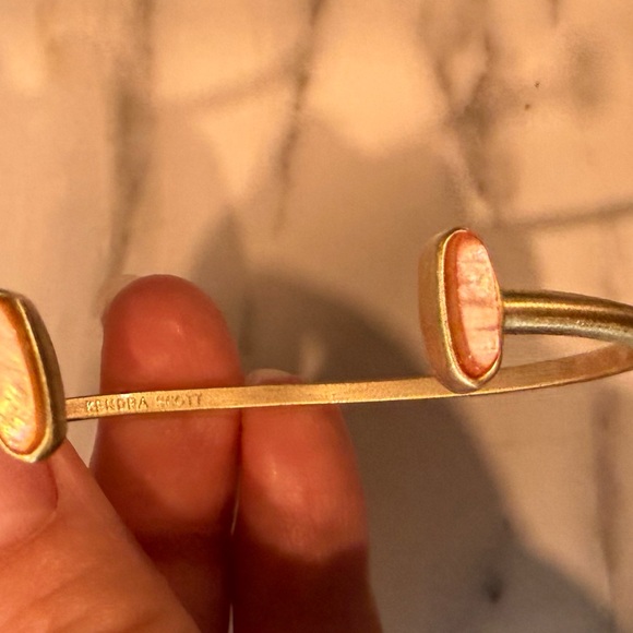✨ HOST PICK ✨ Kendra Scott Mavis Gold Cuff Bracelet in Peach Mother of Pearl - Picture 8 of 13